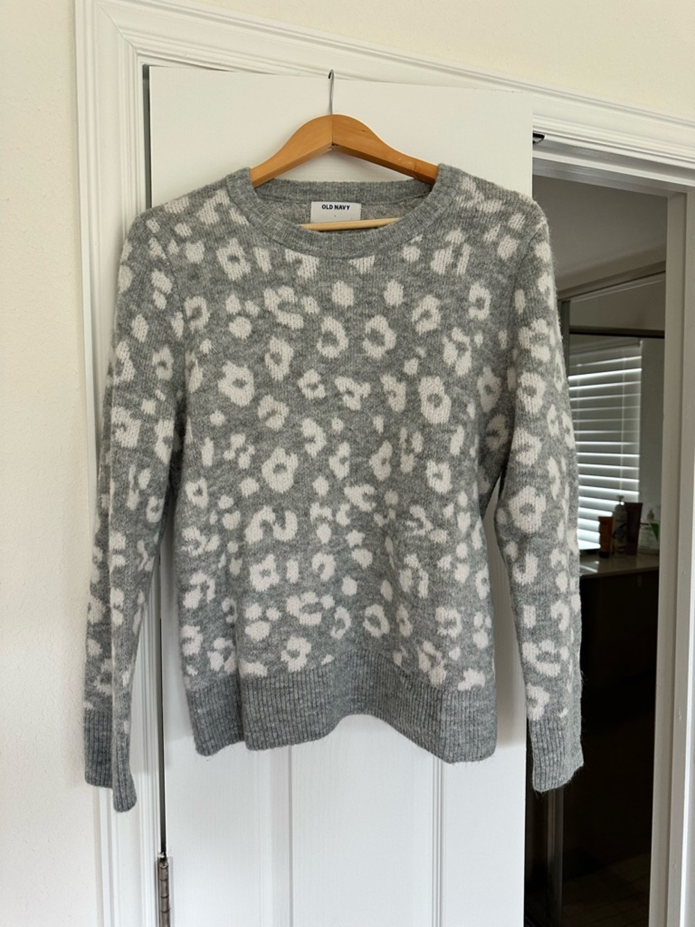 Old Navy Light Gray & White Leopard Crewneck Sweater